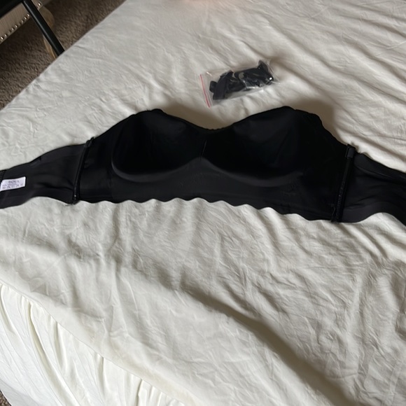 Strapless padded bra. Black with pretty scalloped edging - Picture 2 of 6